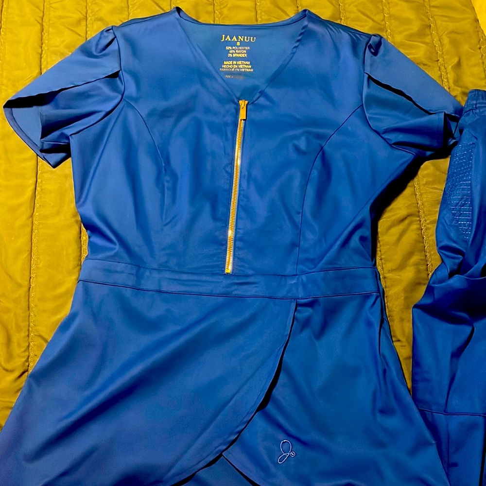 Jaanuu scrub set